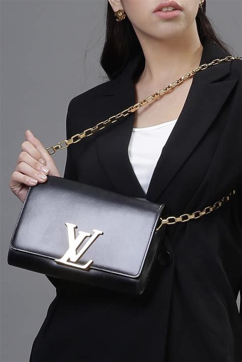 louis vuitton chain louise bag outfit|Louis Vuitton chain shoulder bag.